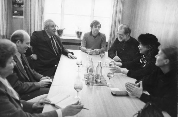 Στην Ένωση Σοβιετικών Θεατρικών Συγγραφέων.  Από δεξιά: Κατερίνα Ζορμπαλά, Τζένη Καρέζη, Κώστας Καζάκος, Στάθης Λιβαθινός (ως μεταφραστής), Βαλέρι Σιντνικόφ. Βαλέρι Ιβάνόφ, Λύντια Καρατσούμπα